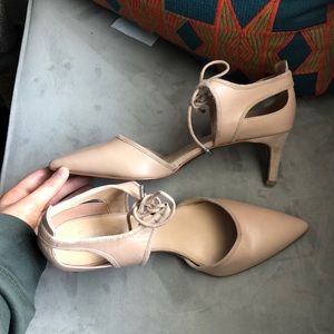 Franco Darlis pump. Pointed tip nude low heels